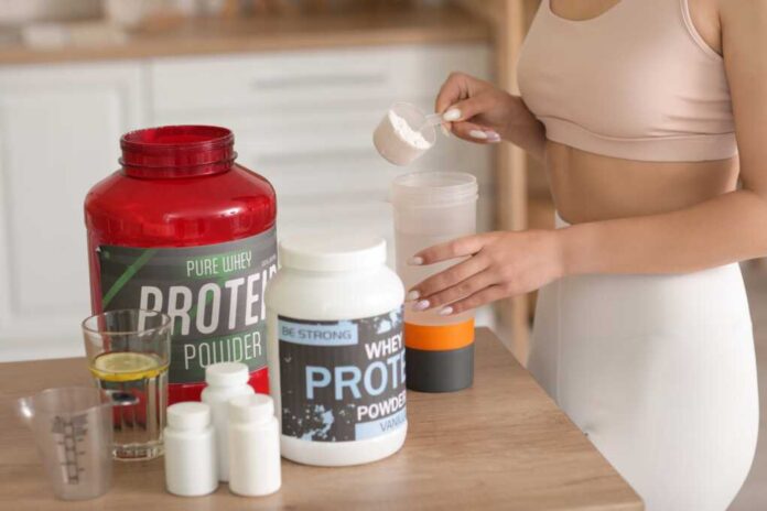 Sporty,Young,Asian,Woman,Making,Protein,Shake,At,Home,,Closeup