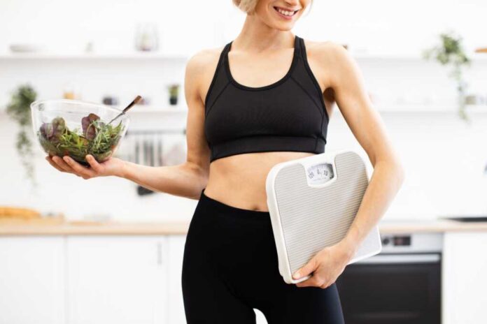Fit,Woman,In,Athletic,Wear,Holding,Salad,Bowl,And,Bathroom