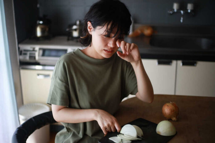 A,Woman,Whose,Cuts,Hurt,Onions