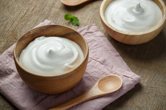 Greek,Yogurt,In,A,Wooden,Bowl,With,Spoons,On,Wooden