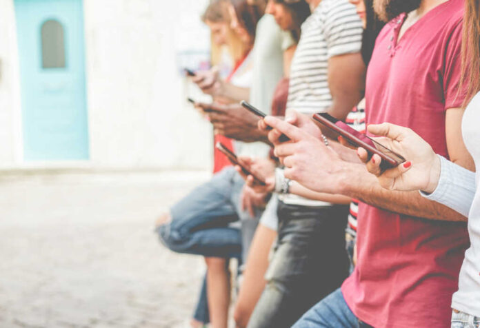 Group,Of,Friends,Watching,Smart,Mobile,Phones,-,Teenagers,Addiction
