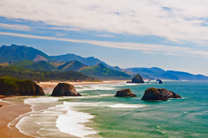 View,Of,Cannon,Beach,In,Oregon,With,Haystack,Rock,In