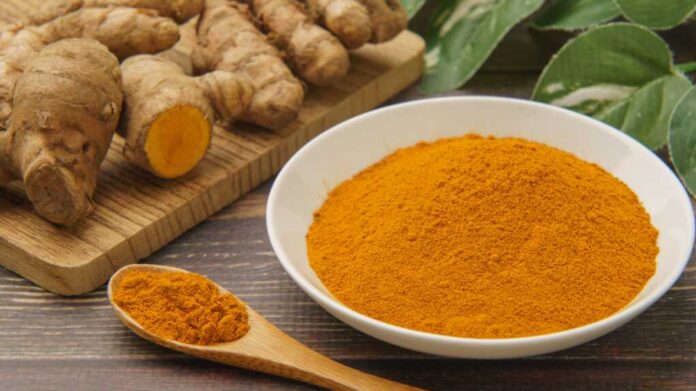 Turmeric,And,Turmeric,Powder,On,Wood,Grain,Background.